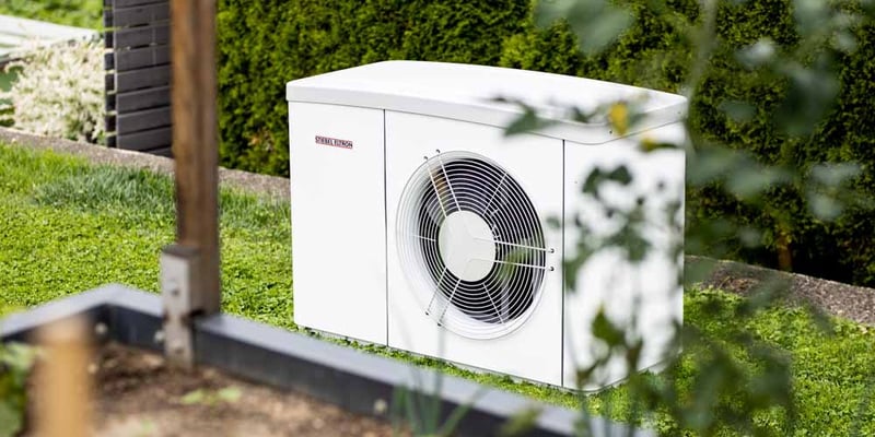 Wärmepumpe im Garten